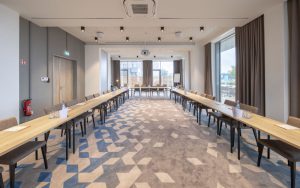 Konferenzraum mit moderner Medientechnik